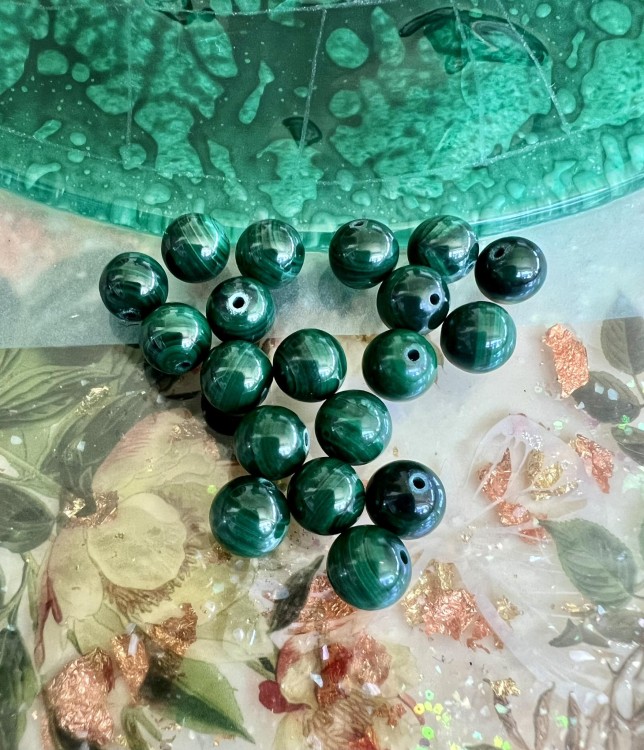 malachit dekorynka koraliki malachit spokój harmonia naturalny prawdziwy kamień ezoteryka magia moc kamieni