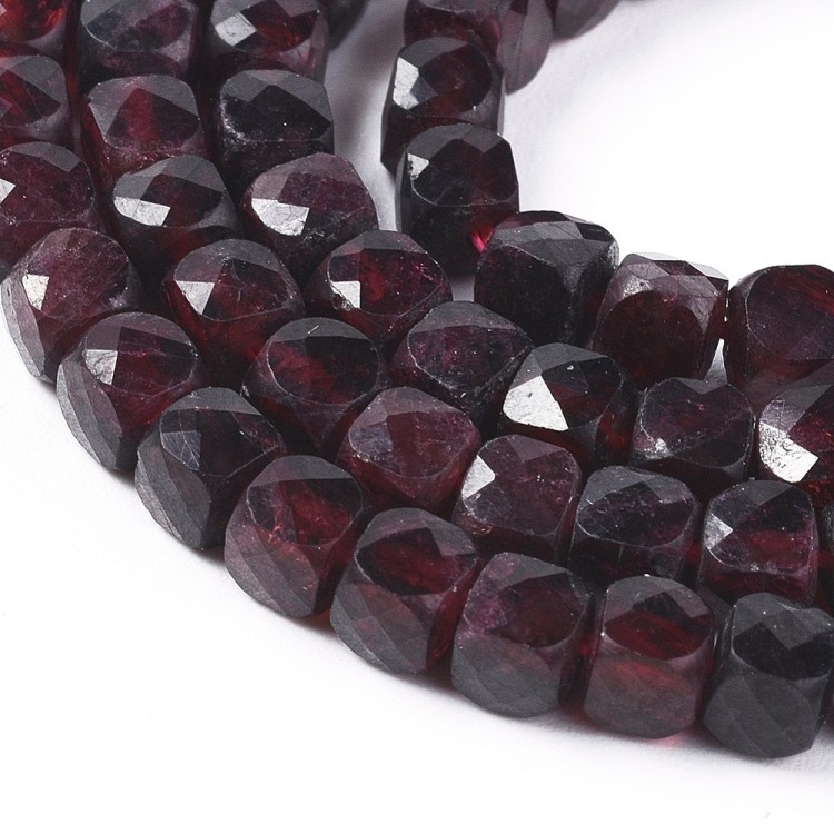GNT23 Granat kamień naturalny koraliki kostki 4mm fasetowane