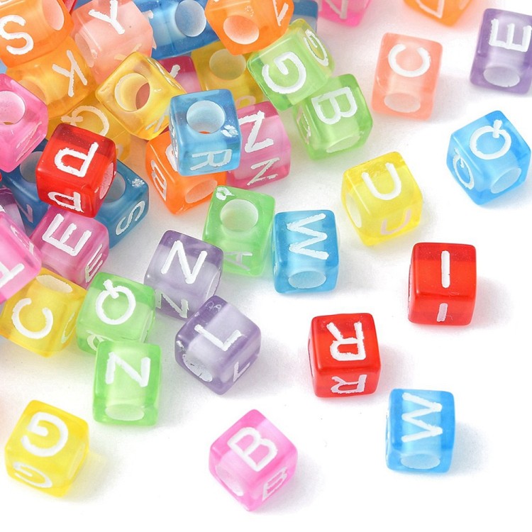 KLT57 Koraliki akrylowe 6x6mm literki kostki 100szt do bransoletek mix kolor