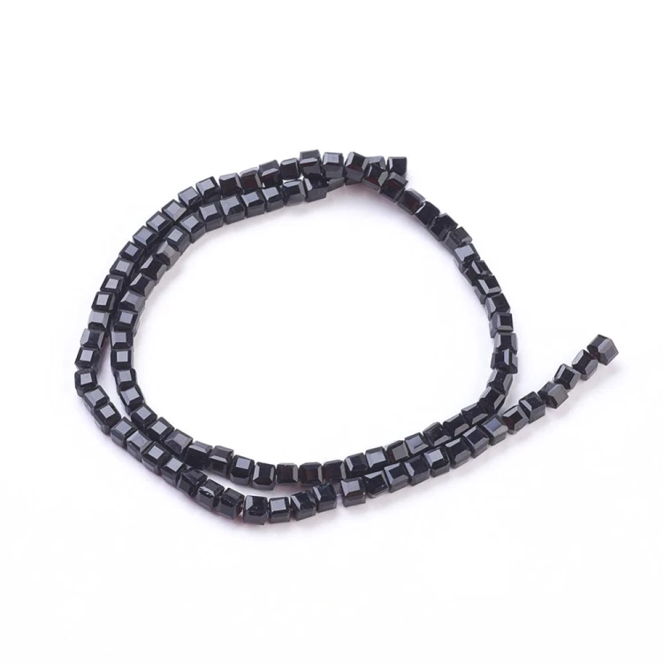 KSF145 Koraliki szklane fasetowane 4x4mm kostka sznur 98szt czarne