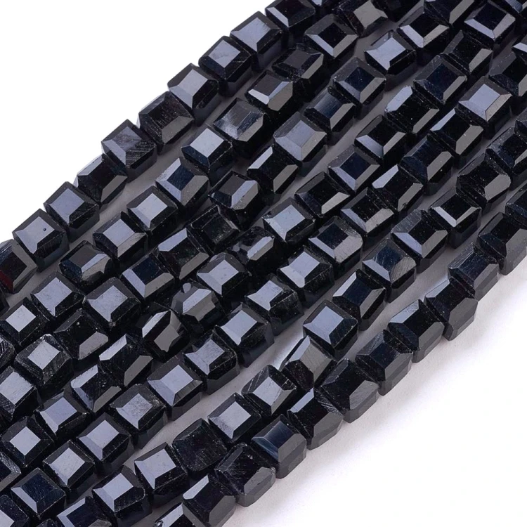 KSF145 Koraliki szklane fasetowane 4x4mm kostka sznur 98szt czarne