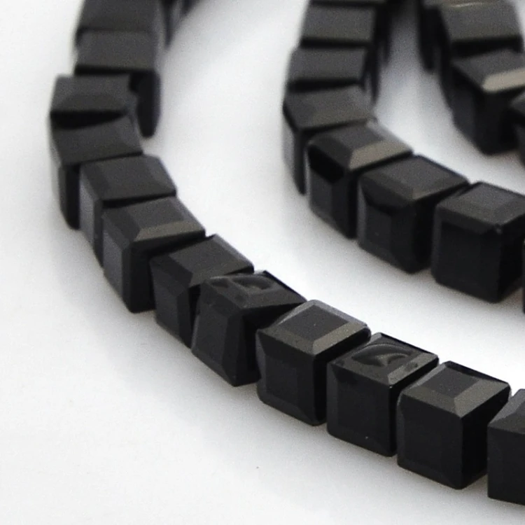 KSF167 Koraliki szklane fasetowane 4x4mm kostka sznur 98szt czarne