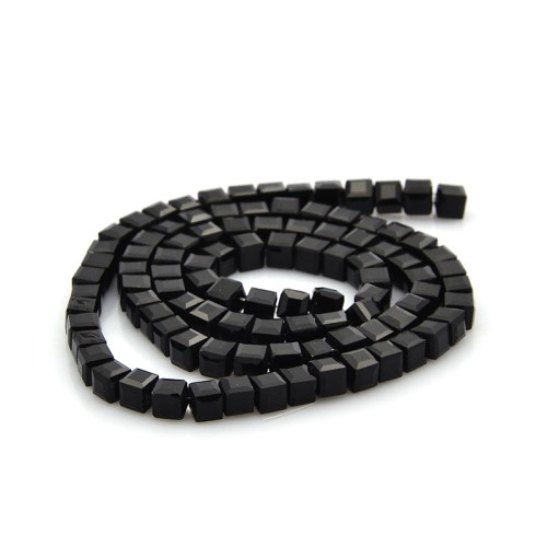 KSF167 Koraliki szklane fasetowane 4x4mm kostka sznur 98szt czarne
