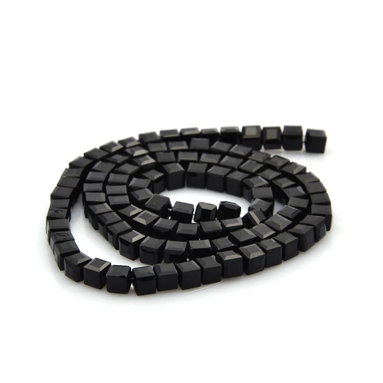 KSF167 Koraliki szklane fasetowane 4x4mm kostka sznur 98szt czarne