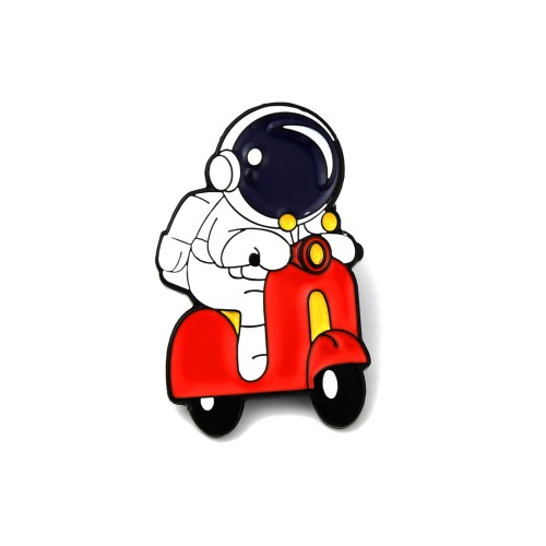 pin141 Przypinka metalowa emaliowana pin kosmonauta na motocyklu