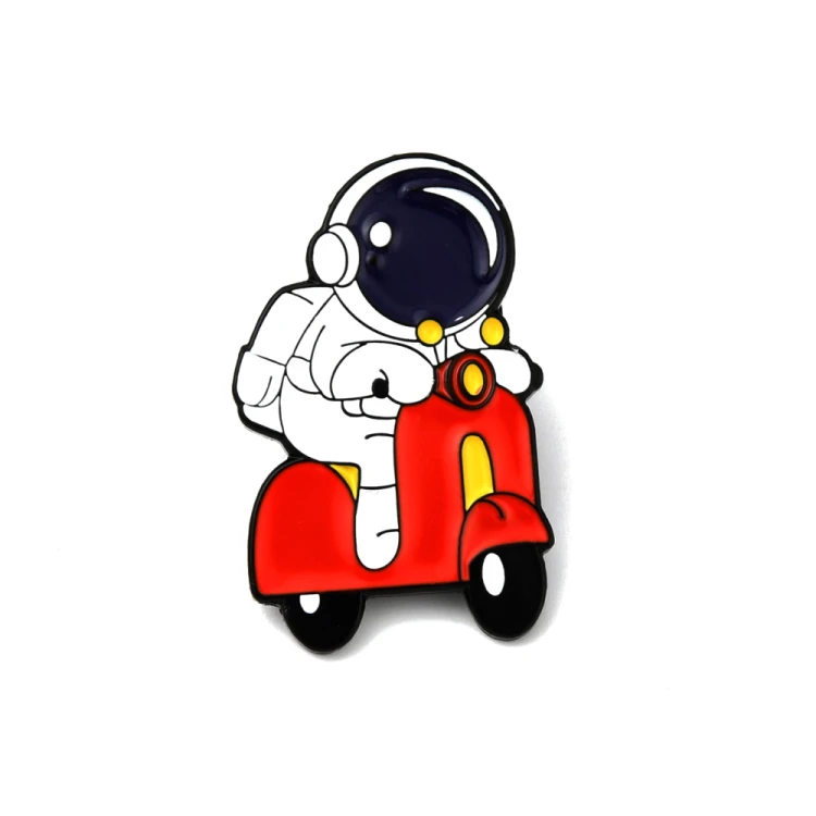 pin141 Przypinka metalowa emaliowana pin kosmonauta na motocyklu